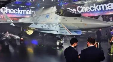 俄媒：俄试飞员博格丹透露，苏-75战机将于2026年初首飞 