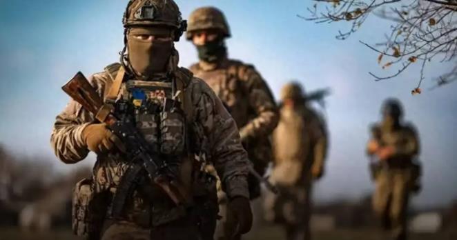 基辅连续40小时停电，俄军71架直升机集结，或随时夜袭打击泽连斯基