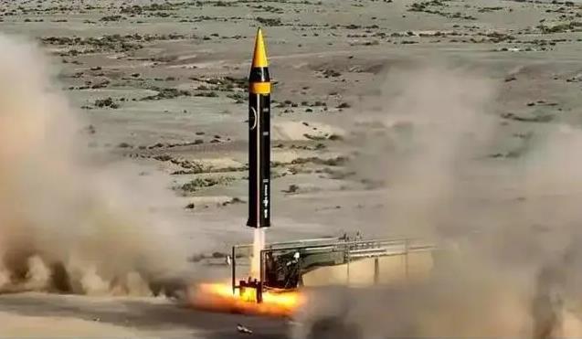 伊朗几十枚重型导弹夜袭，空袭声势震撼中东，以色列何死亡不足10个人？