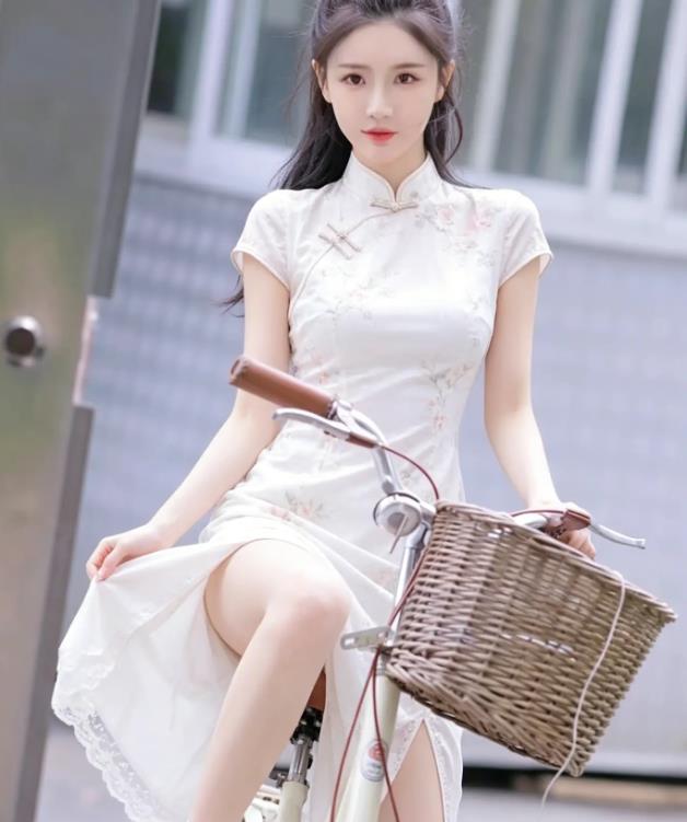 蕾丝透视裙杀疯了！单车甜妹比心，甜到心颤，欲到封神